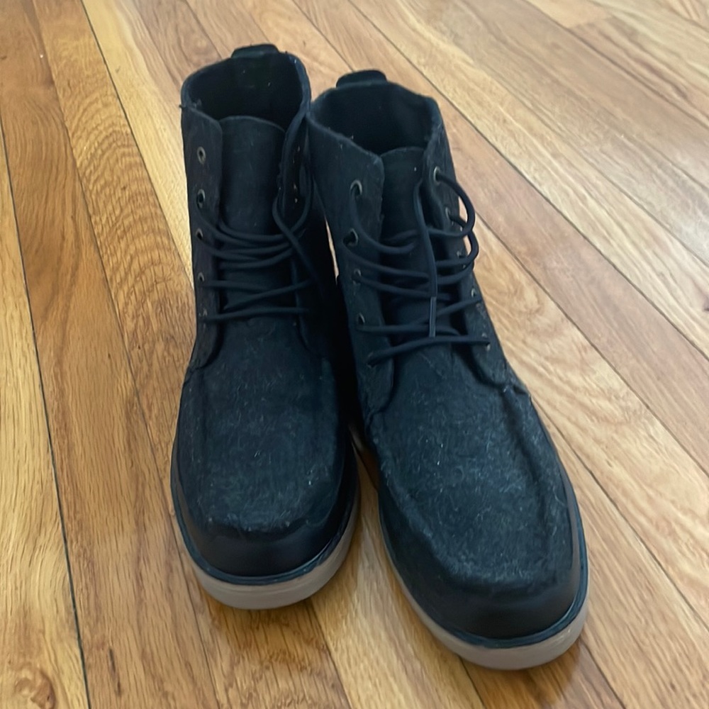Men's 9.5 high top TOMS in grey wool.